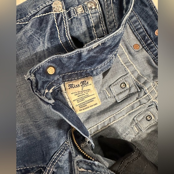 Like new Buckle Miss Me jeans - Picture 2 of 6